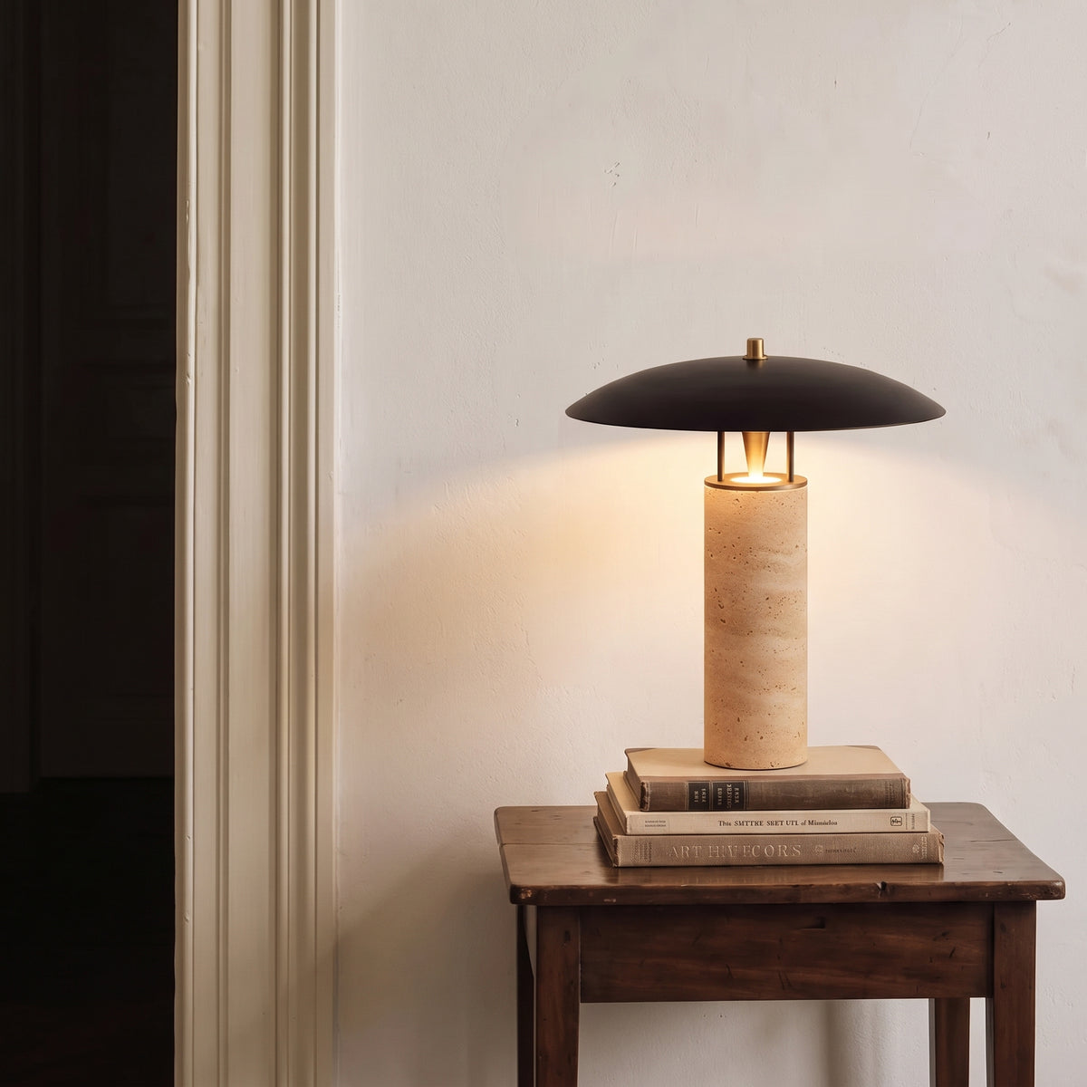 Calypso bordlampe i travertin