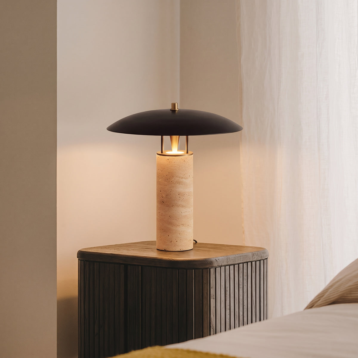 Calypso bordlampe i travertin