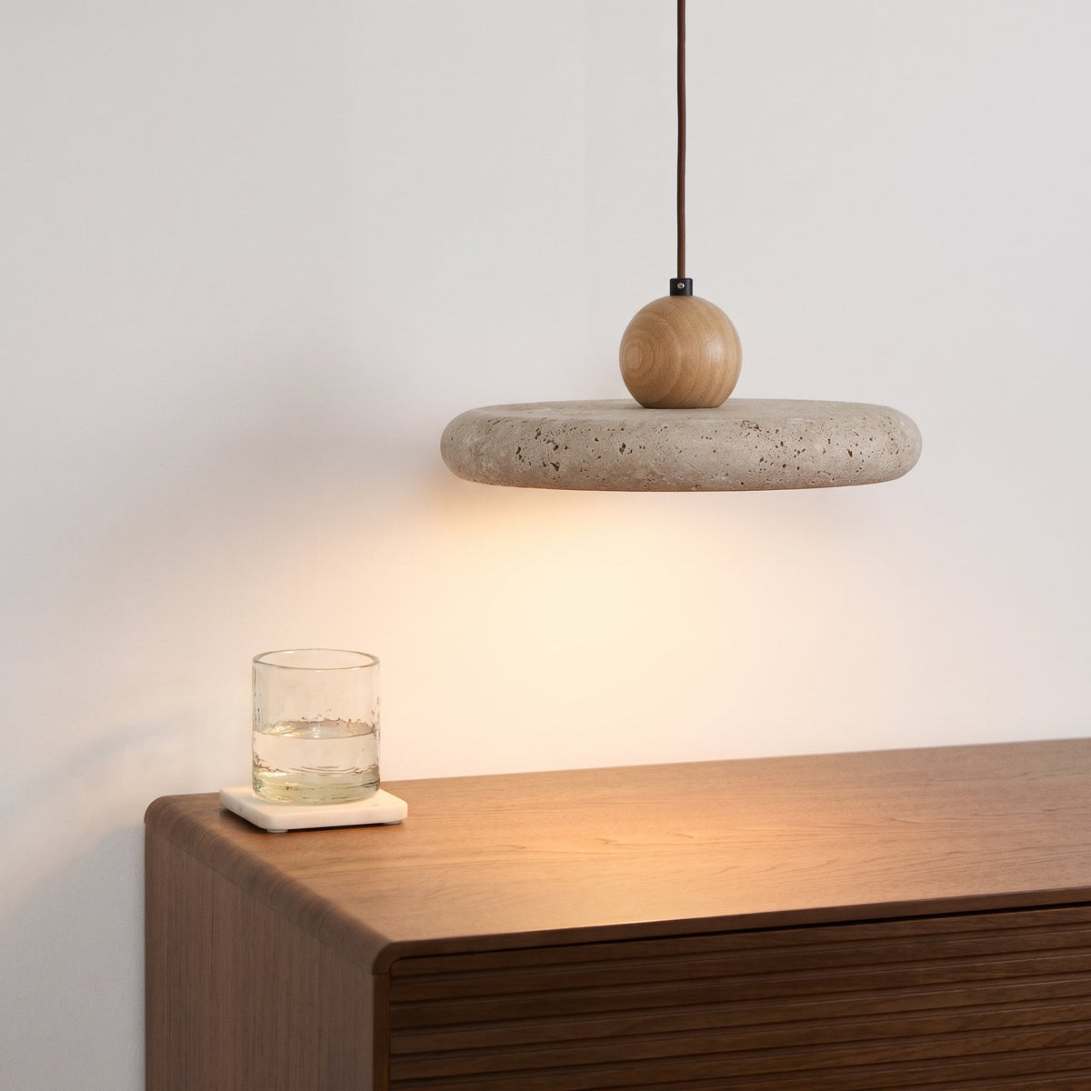 Lampada a sospensione in travertino e legno