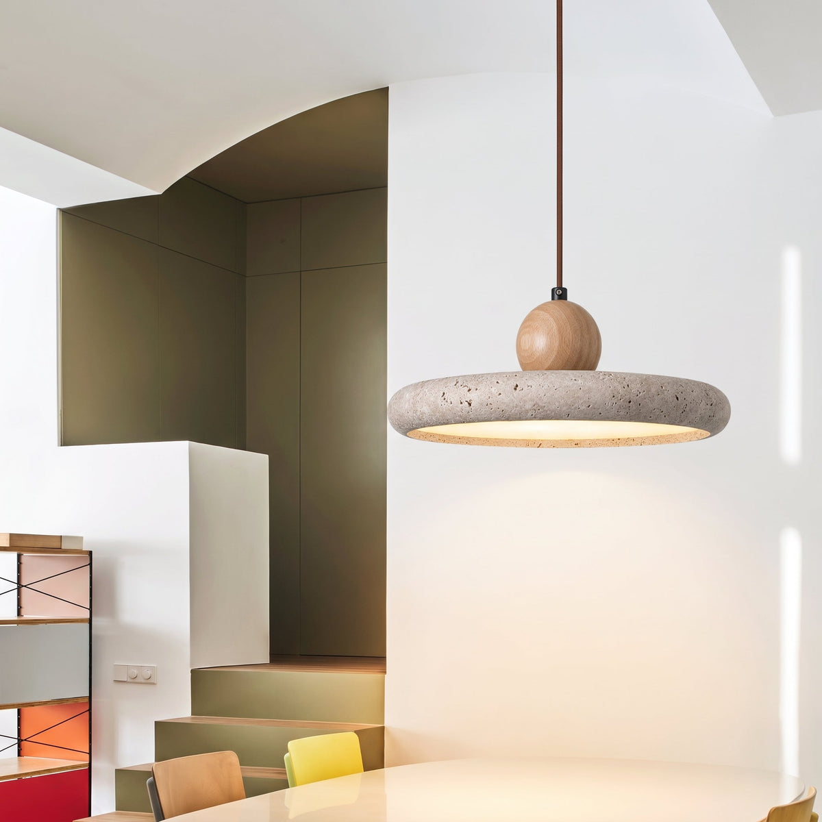 Lampada a sospensione in travertino e legno