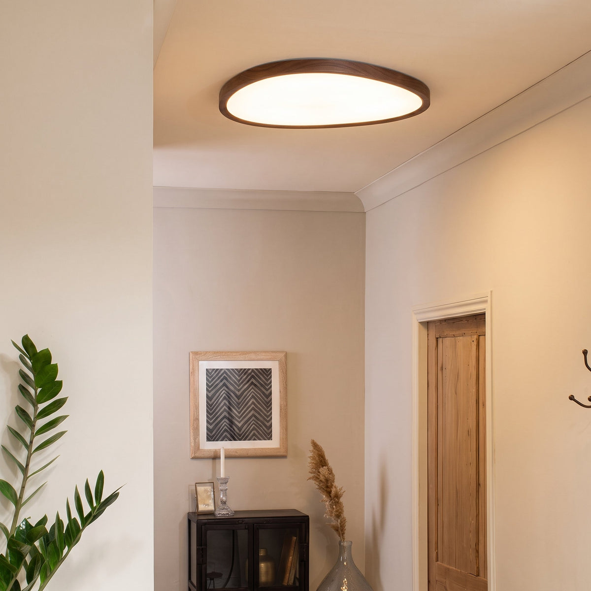 Plafón ultrafino de madera oscura