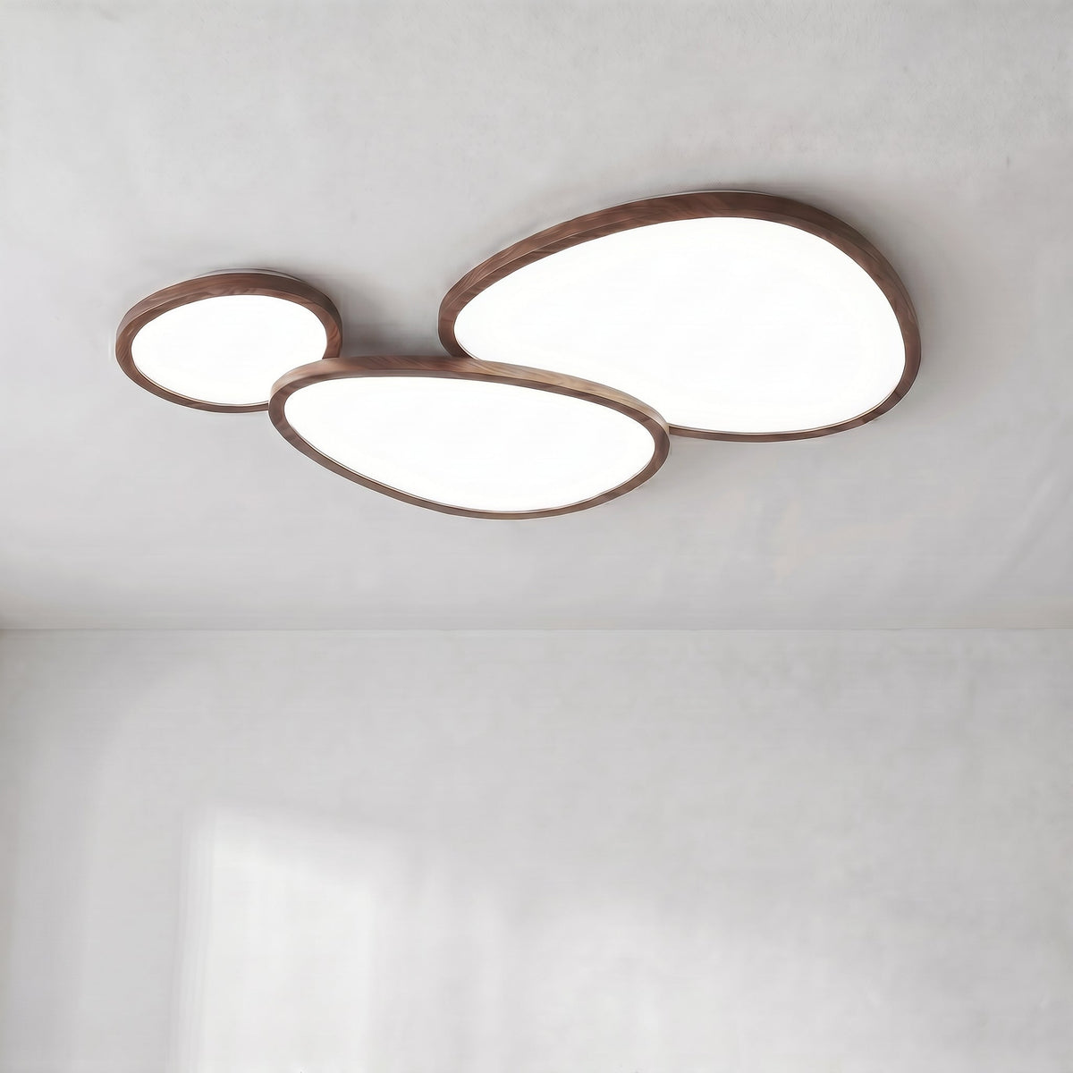 Plafón ultrafino de madera oscura